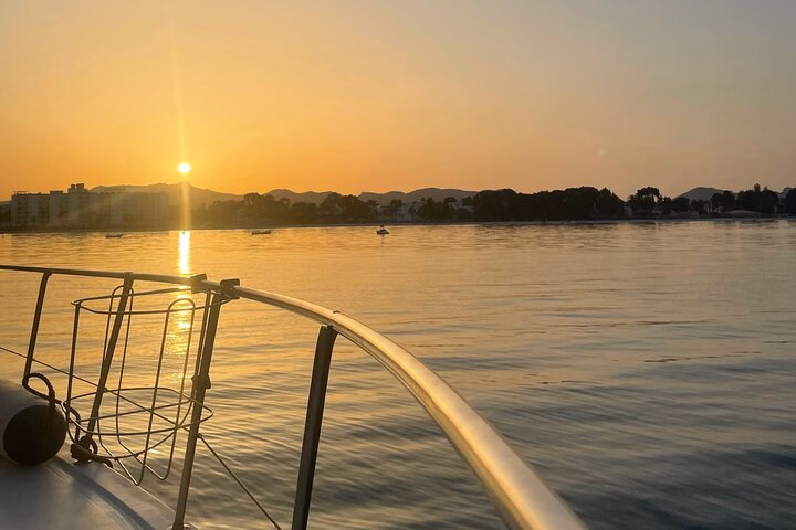 Premier Cruises Alcudia: Barco Compartido 3h Atardecer con SUP, Snorkel y Tapas