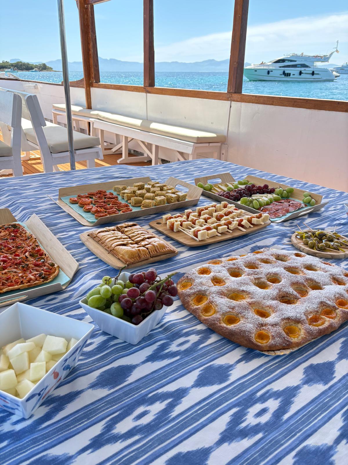 Barco compartido (Max. 40 pax) — Mañana (4h)